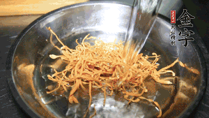 蟲草花用涼水浸泡10分鐘，干香菇溫水泡發(fā)至軟去蒂備用。蓮子、紅棗也可一同清洗干凈。