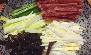 黑木耳泡發(fā)，黑木耳、韭黃、雷筍、青椒切成絲。