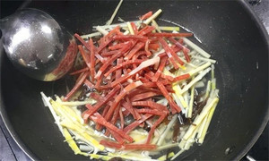 火腿絲、筍絲、黑木耳絲汆水后，瀝干。