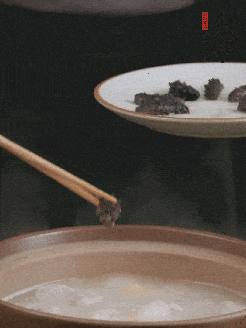 期間雞湯燉到80分鐘時，加小海參再燉10分鐘。