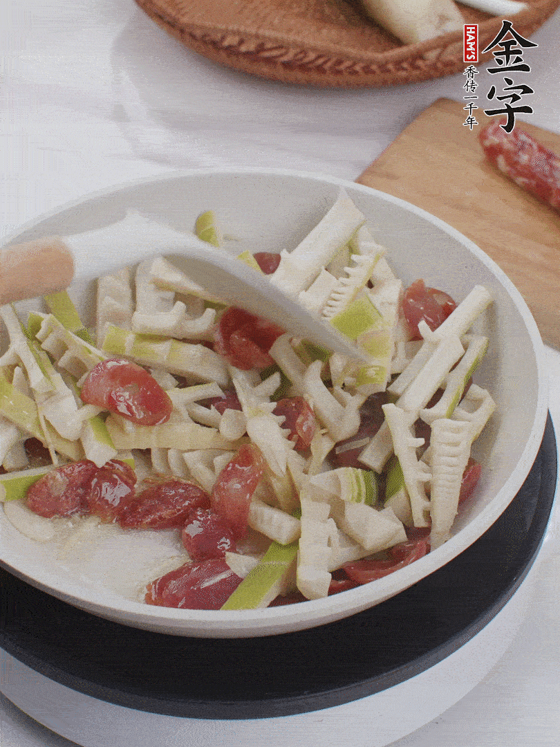 下春筍翻炒均勻，一小撮鹽調(diào)味。