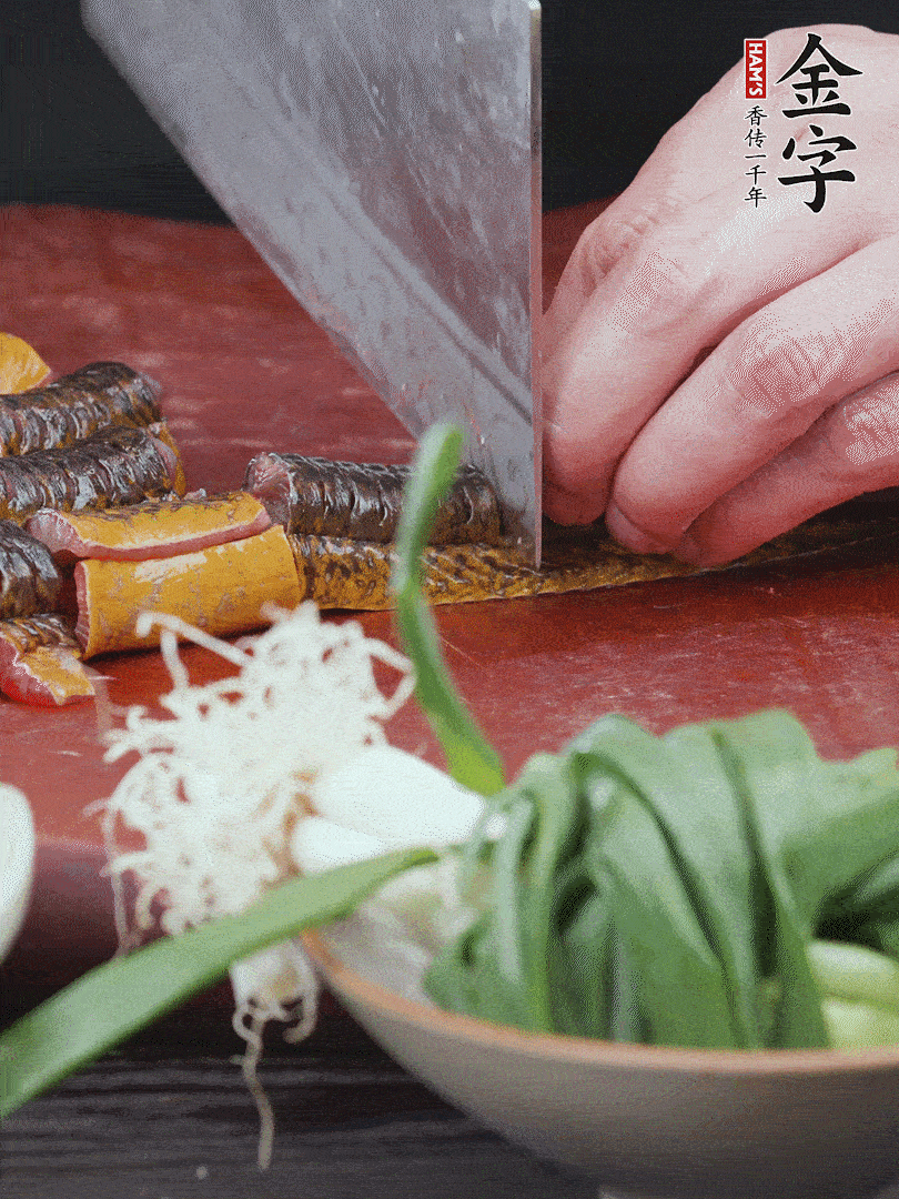 黃鱔去內(nèi)臟洗凈，切花刀斬段。沸水下鍋，加黃酒焯水去血沫。