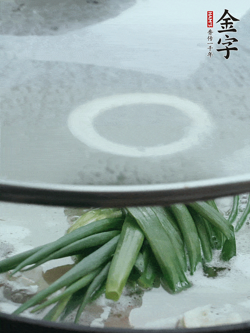 加蔥結去腥，大火開后中火燒20分鐘。