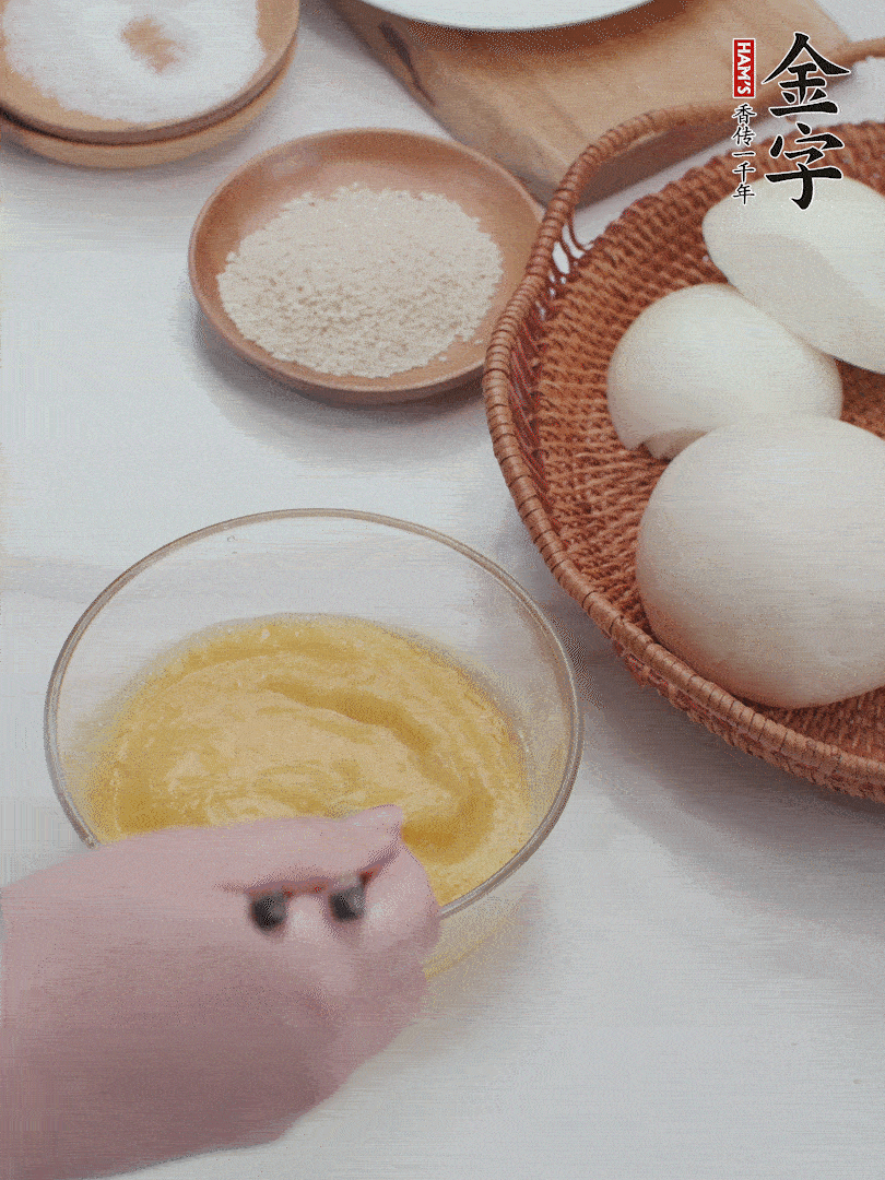 2個(gè)雞蛋加入1小勺鹽、1/2小勺胡椒粉打散。