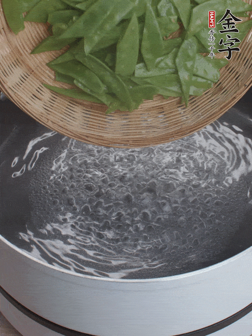 甜豆莢撕掉老筋，斜切兩半，焯水1分鐘。