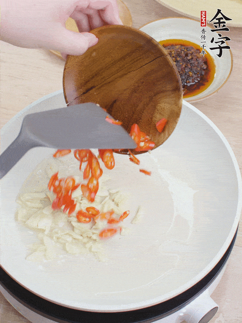 油熱煸香蒜末、辣椒。