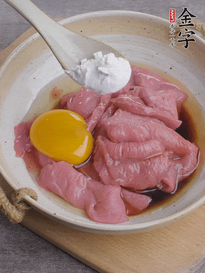 牛肉切片，雞蛋1個(gè)、水2勺、料酒1/2勺、生抽1/2勺、生粉1勺腌15分鐘。