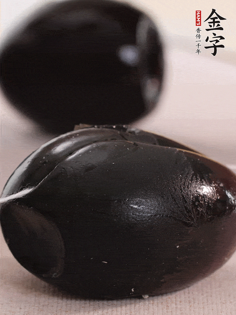 娃娃菜金針菇去跟洗凈，皮蛋改刀。