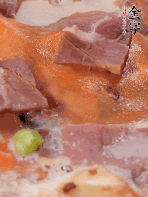 放適量料酒、清水煮到沸騰，再下蟹塊燜煮8分鐘。