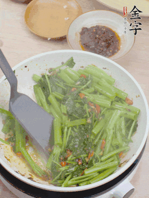 下空心菜炒軟。