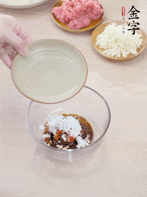 熱油起鍋，五花肉煸出油脂，表面微微發(fā)黃。