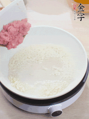 下火腿片、筍干均勻翻炒后，加2勺料酒、適量清水。