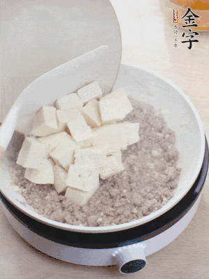 蓋蓋燉煮20分鐘后，加腐皮，撒一點枸杞。