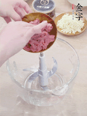 牛肉攪成牛肉泥。