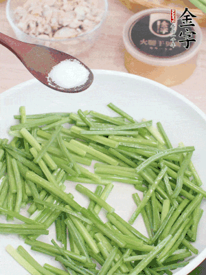 起鍋熱油，下韭菜苔炒至變色。加少許鹽。