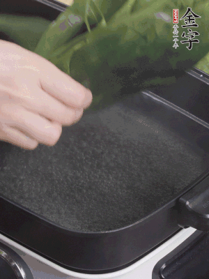 粽葉入沸水煮1分鐘，翻面再煮1分鐘，清洗干凈加水浸泡。