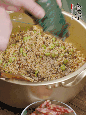 再附一張粽子，一齊向后折疊，線(xiàn)繩捆綁。