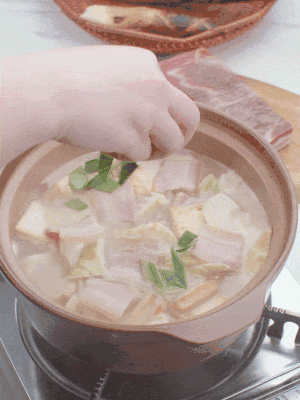 一小撮鹽、糖、雞精調(diào)味，最后撒點(diǎn)蒜葉點(diǎn)綴。