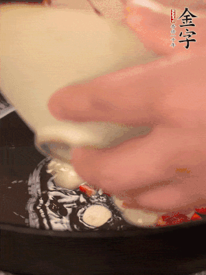豬油潤鍋，下辣椒、大蒜、火腿片煸香。