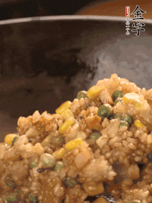 再下糯米，1勺蠔油、2勺生抽調(diào)味翻炒均勻。