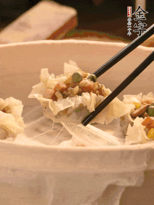包好的燒賣放在蒸籠上，水開(kāi)后蒸8分鐘左右。