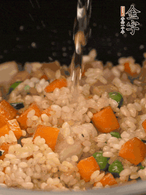把食材轉(zhuǎn)移到電飯鍋中，倒入點清水，正常煮飯。
