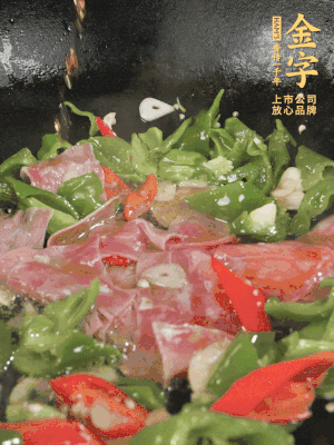 再下蒸炒火腿煸炒，加少許白糖提鮮。