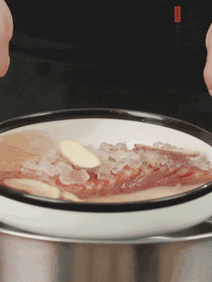 置于盤中，加冰糖100g、黃酒100g、水200g，上鍋蒸20分鐘。