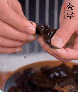 木耳冷水泡發(fā)，處理成小塊。（如果是小木耳就不用切了）