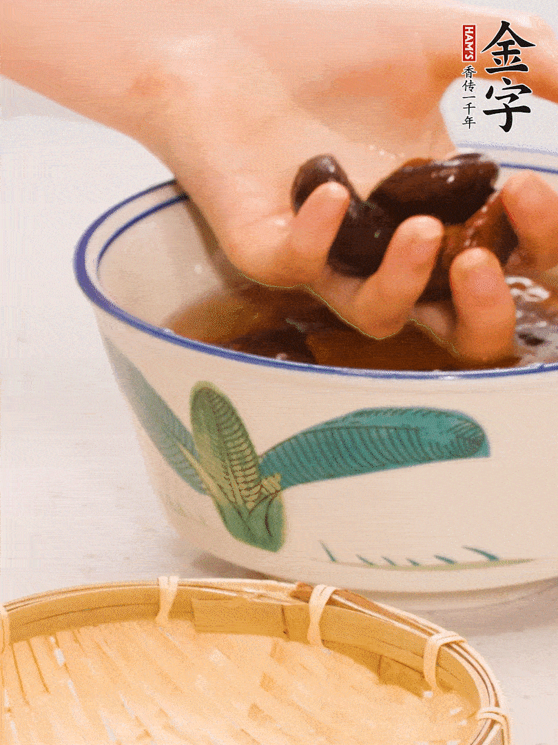 干香菇提前泡發(fā)切片，泡香菇水留著備用。