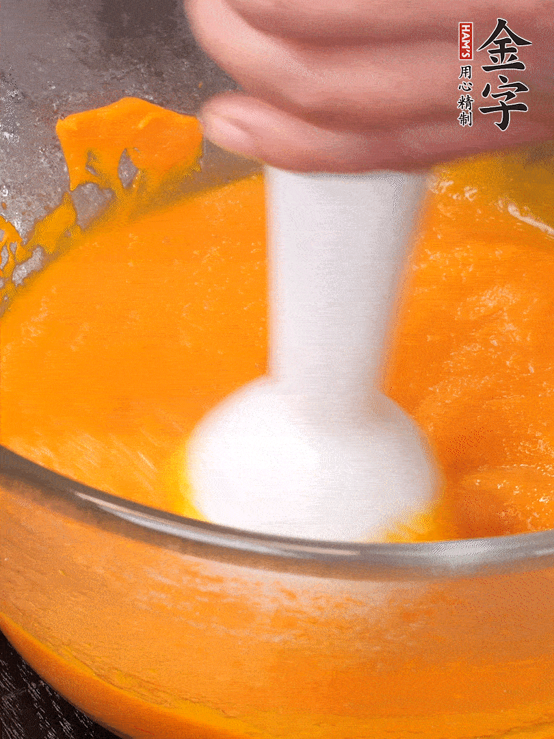 300g南瓜，去皮去瓤切滾刀塊，大火蒸8分鐘，料理機(jī)打成泥，篩網(wǎng)過篩成泥