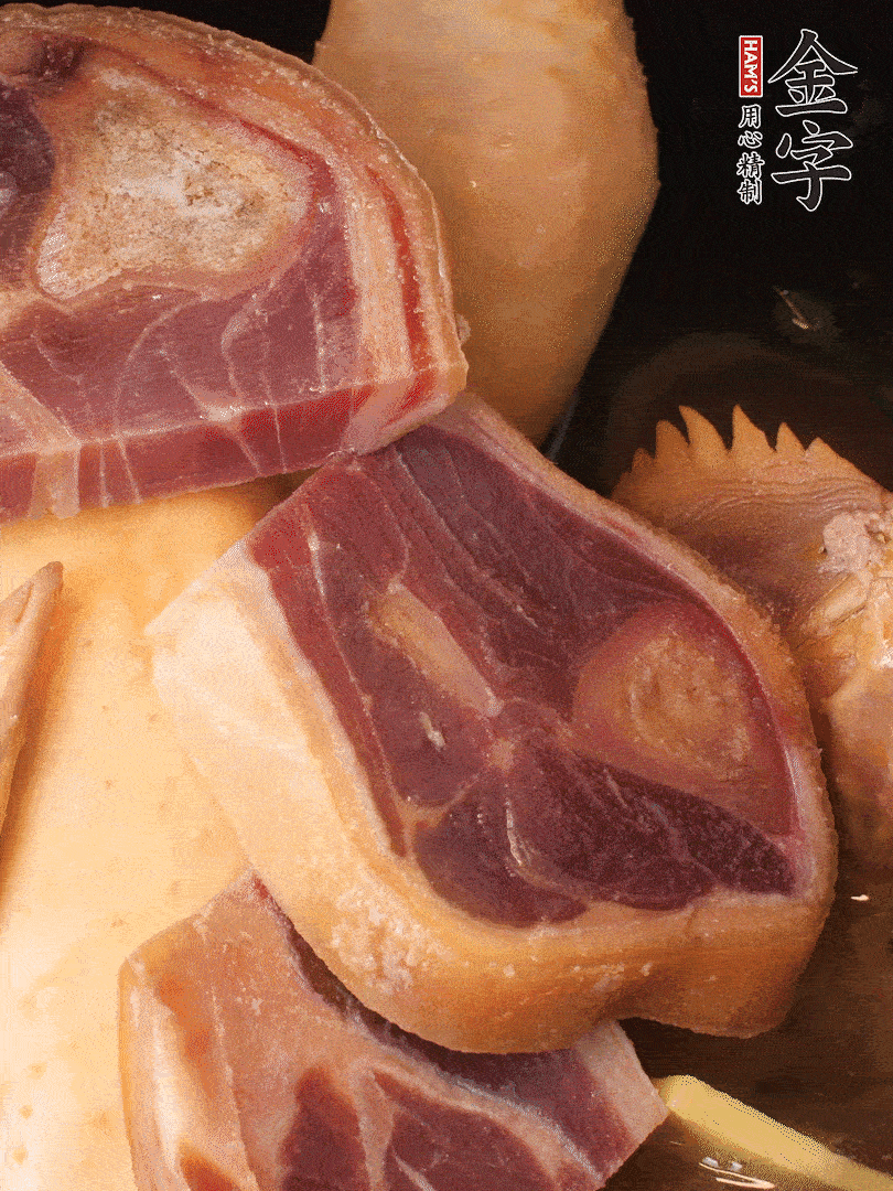 火踵、老母雞加蔥、姜、料酒、清水，大火燒開后轉(zhuǎn)小火，燉1小時(shí)
