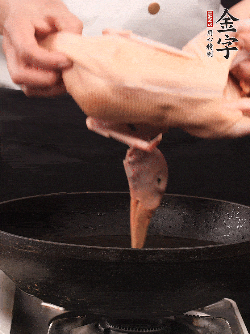 處理干凈的老鴨1只，黃酒小半碗，姜幾片，一起放入冷水，煮沸焯水3分鐘，去除血沫