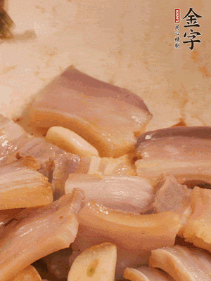 加入雪菜、咸肉冬筍 炒出香味