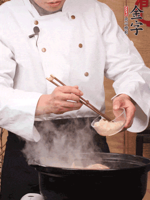 花膠、金湯放入鍋中小火再燉10分鐘