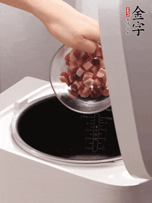 鍋中倒入豬油，油熱后炒熟上海青，給倒少許鹽調(diào)味