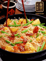 加水，沒過大部分食材。把瀝干水分的米飯均勻地鋪在上面，筷子戳幾個洞